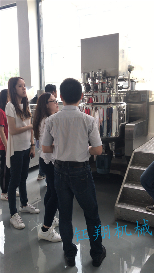 鄰居上門咨詢?nèi)榛瘷C(jī)設(shè)備，鈺翔熱情接待