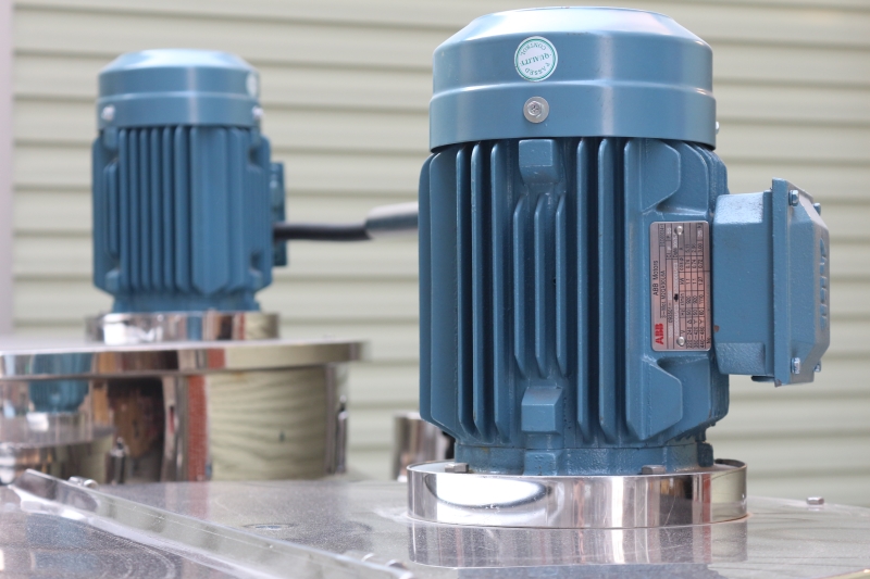 管線式真空乳化機給力強勁的馬達【鈺翔機械】