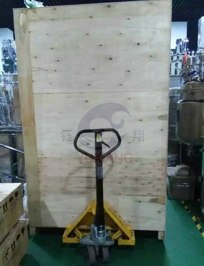 美國老客戶在鈺翔機(jī)械采購的化妝品生產(chǎn)設(shè)備，今日送倉發(fā)貨