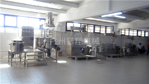 剪切攪拌乳化機是一種通過機器配備的高速轉子，對物料進行沖擊、混合、分散等各種作用，物料被研磨得更細小，最終得到細膩穩定的乳化產品的乳化設備。在生產中，為了更好地發揮其作用，就需要對其定期進行清洗。今天小編來到鈺翔工作人員的清洗現場，給大家進行報道。