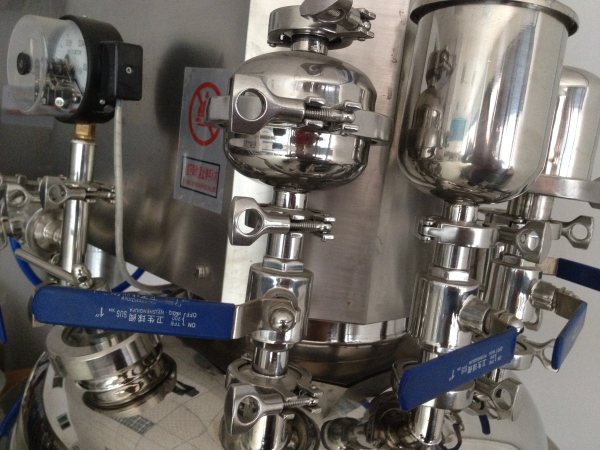 如何確保真空乳化機上蓋與機體緊密貼合【鈺翔機械】